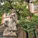 ...e sormontate dalle statue di un uomo e di una donna in abiti campestri